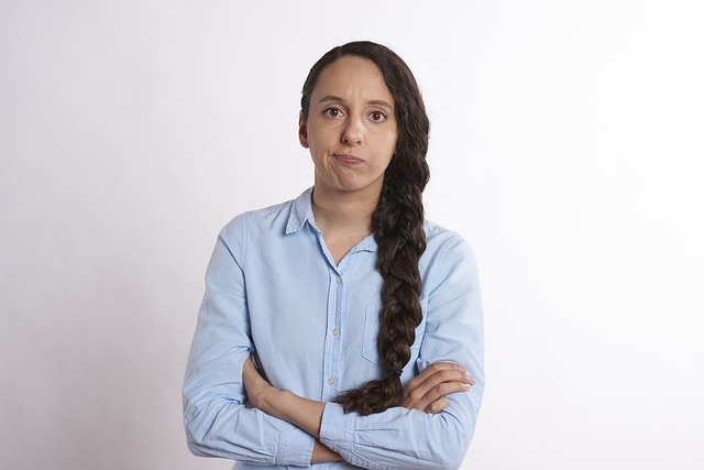 prekrižene ruke frustracija