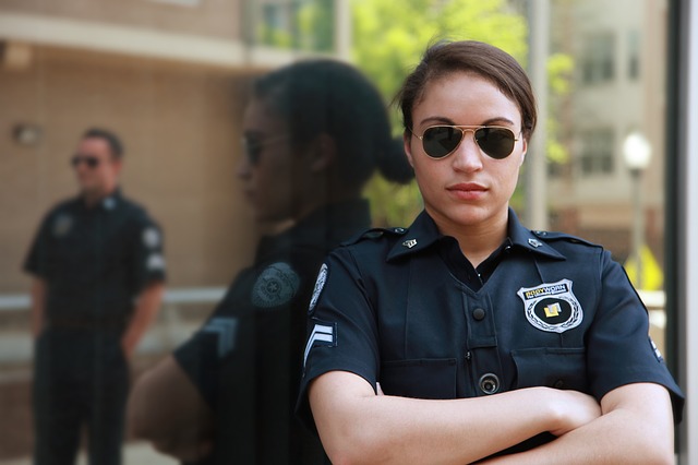 prekrižene ruke policajke