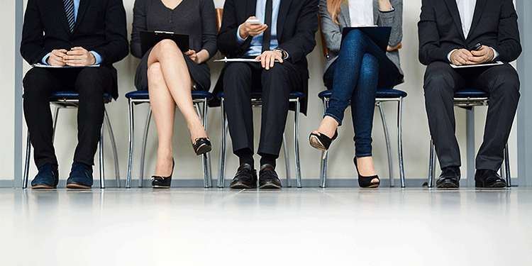 mladi ljudi čekaju uredu na razgovor za posao